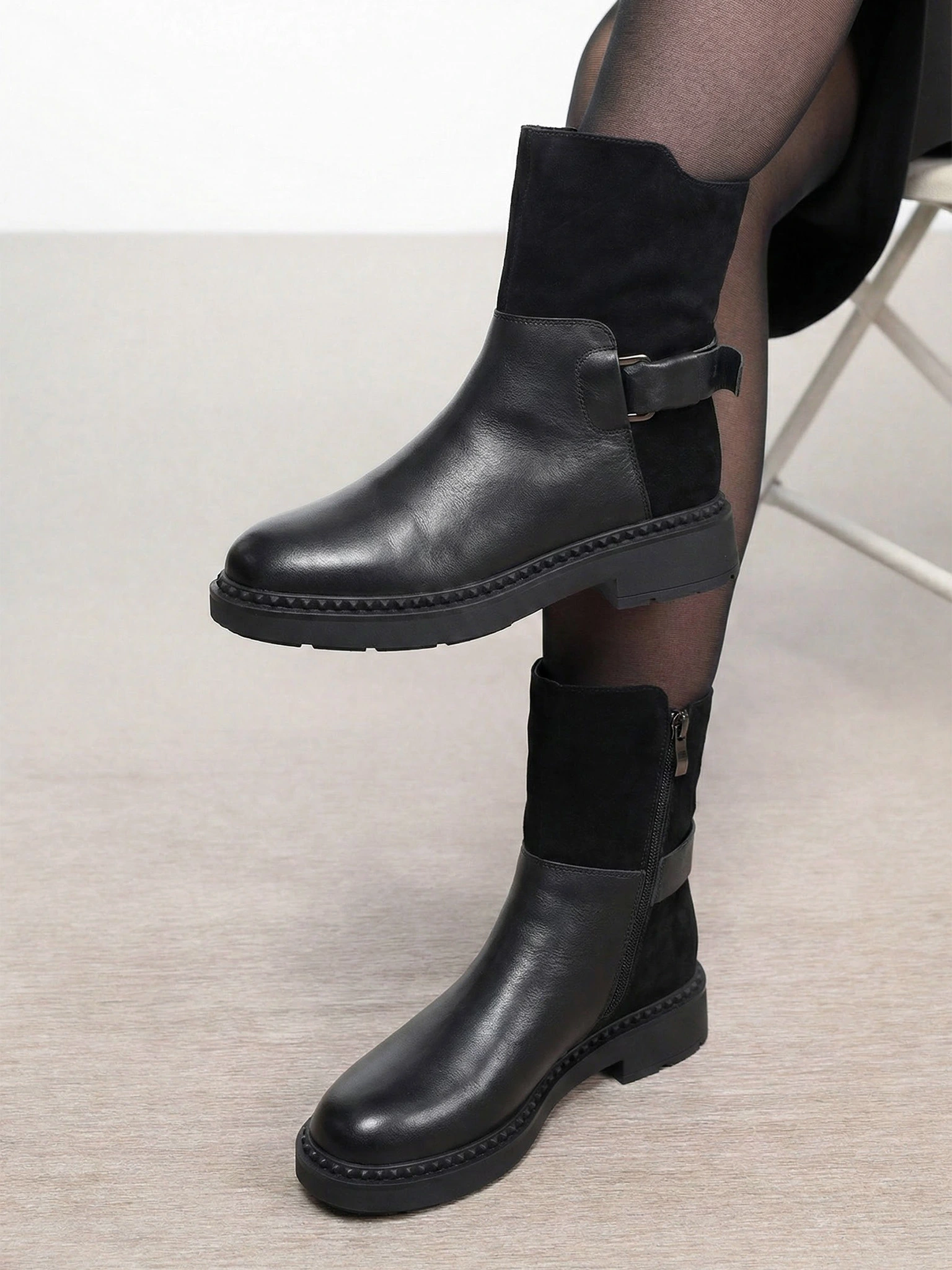 Ботинки комбинированные черного цвета с декоративным ремешком